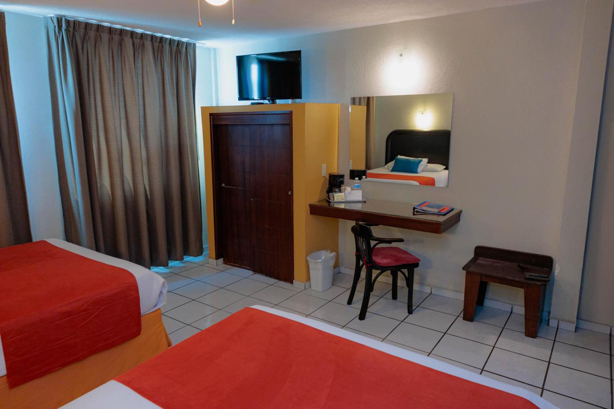 Howard Johnson By Wyndham Guanajuato Leon Avenida Exterior photo