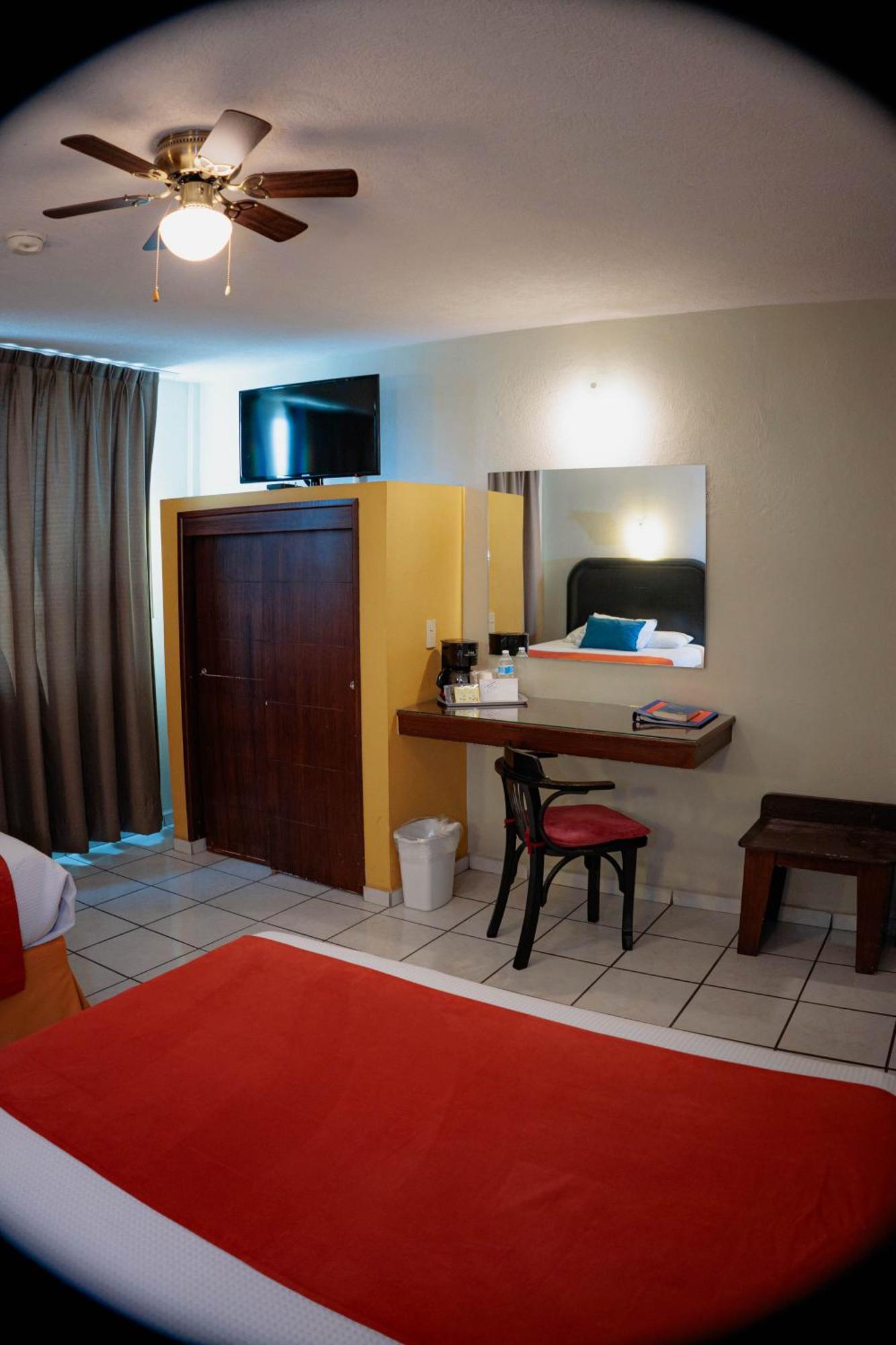 Howard Johnson By Wyndham Guanajuato Leon Avenida Exterior photo